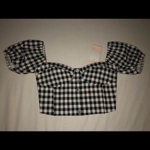 Hey beautiful woman! I’m selling a tiger Mist crop top, size large.